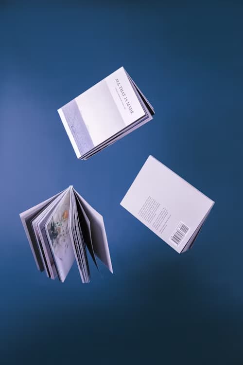 Dokumenty i koperty na stole – obsługa korespondencji