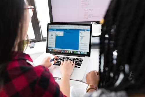 Analiza finansowa na laptopie i smartfonie